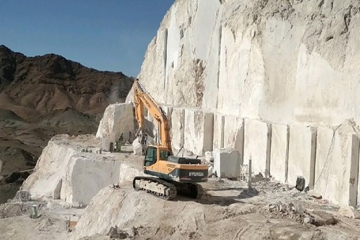 صدور مجوزهای بی‌حد و حصر معادن، تیشه به ریشه مراتع اصفهان می‌زند